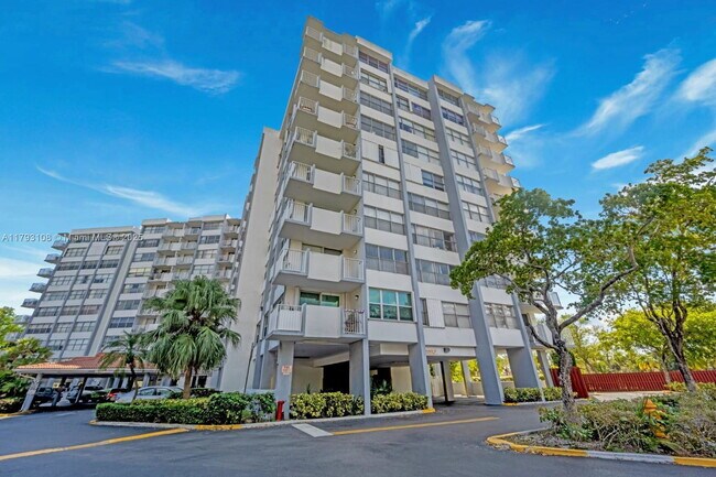 1300 NE Miami Gardens Dr in North Miami Beach, FL - Building Photo - Building Photo