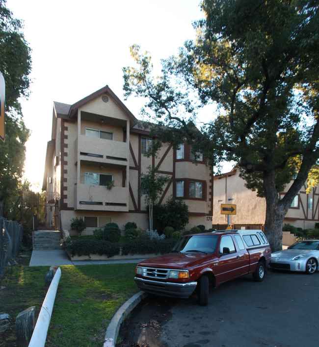 176 W Valencia Ave in Burbank, CA - Building Photo - Building Photo