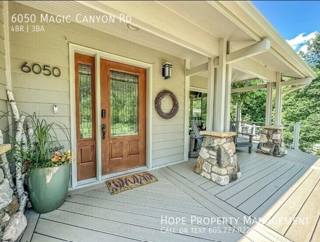 6050 Magic Canyon Rd in Rapid City, SD - Foto de edificio - Building Photo