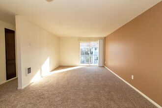 Bonnie Brae Apartments in Beaverton, OR - Building Photo - Building Photo