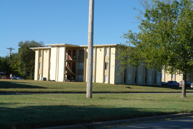 South Creek Apartments in Wichita, KS - Building Photo - Building Photo