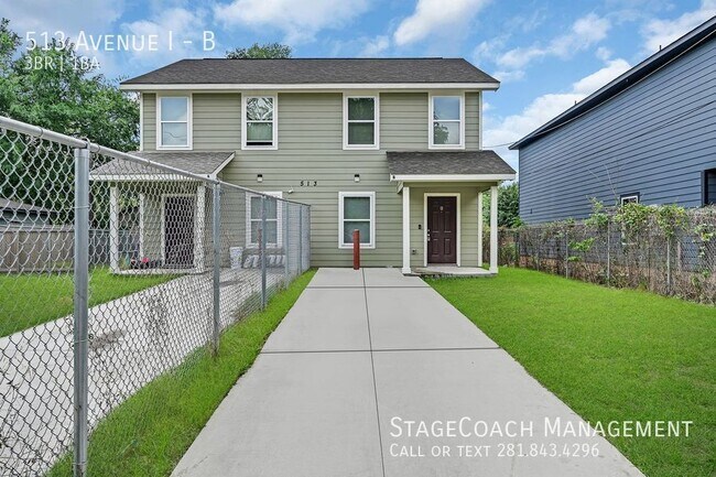 513 Avenue I, Unit B in Conroe, TX - Building Photo - Building Photo