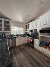 10558 Deering Ave in Chatsworth, CA - Foto de edificio - Building Photo