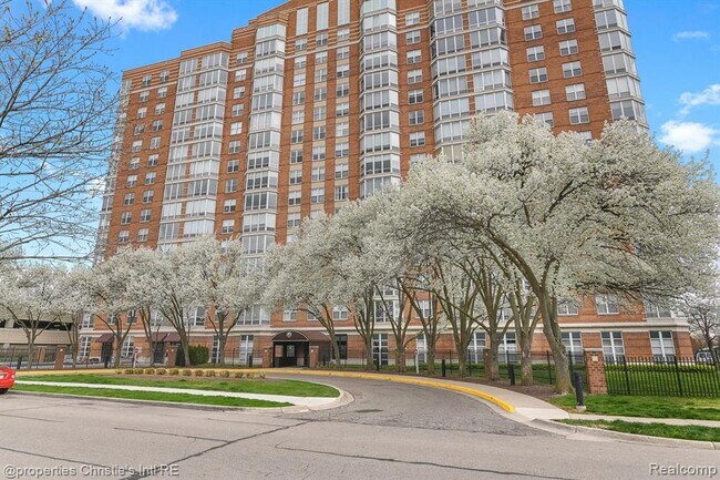 250 E Harbortown Dr in Detroit, MI - Building Photo - Building Photo