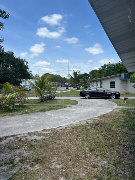 1219 NW 14th Ct, Unit 1219-2 in Fort Lauderdale, FL - Foto de edificio