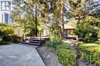 9857-9857 Manchester Dr in Burnaby, BC - Building Photo - Building Photo