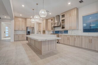 230 Carmel Sky St in Las Vegas, NV - Foto de edificio - Building Photo