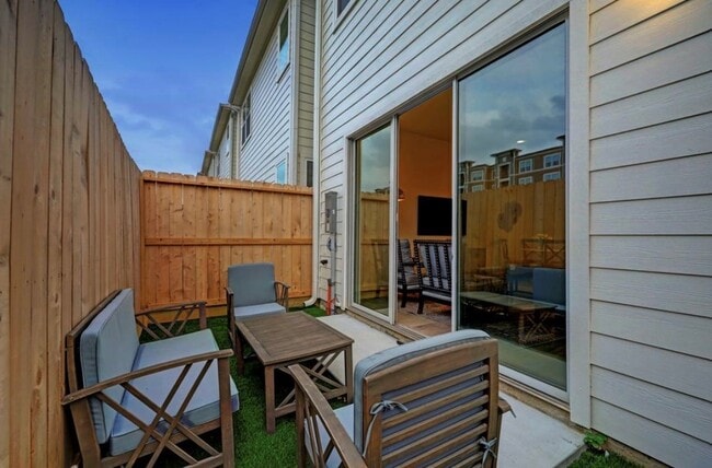 property at 2214 Roozy Lk Ln