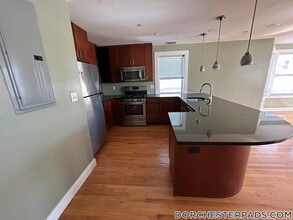 29E Humphreys St in Boston, MA - Building Photo - Building Photo