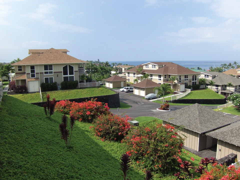 Ali'i Cove in Kailua Kona, HI - Building Photo