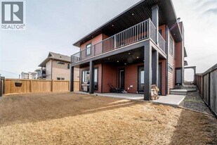351 Skeena Cres W in Lethbridge, AB - Building Photo