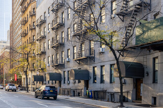 348-352 W 56th St in New York, NY - Foto de edificio - Building Photo