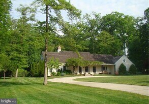 108 Tunbridge Rd in Haverford, PA - Building Photo