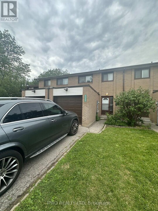 309 Fleetwood Crescent in Brampton, ON - Building Photo