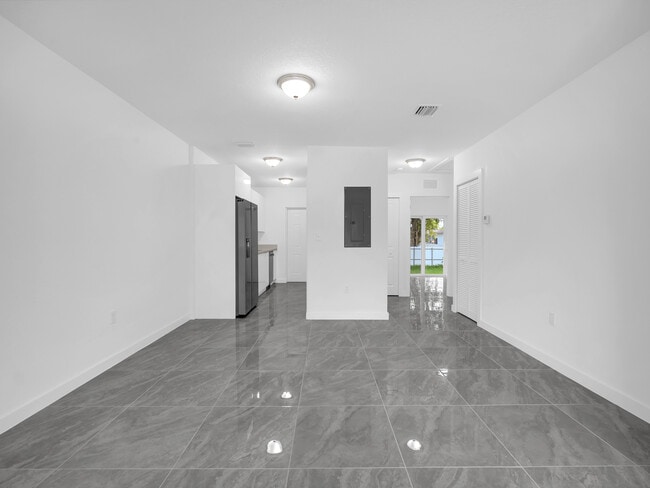 2448 NW 42nd St in Miami, FL - Foto de edificio - Building Photo