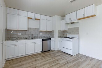 307-313 Almond Ave in Turlock, CA - Building Photo - Building Photo