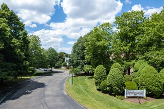 Bowen Court in Riverside, RI - Foto de edificio - Building Photo