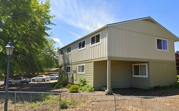 233 Eva Way in Talent, OR - Building Photo - Building Photo