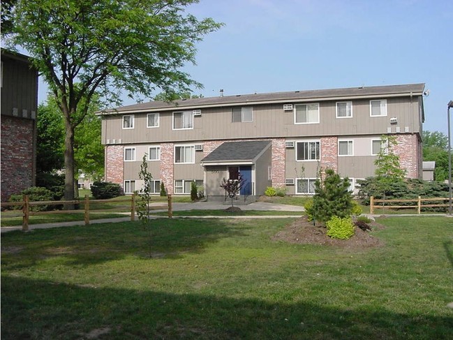 Cedar Crest Apartments in Waterloo, IA - Building Photo - Building Photo