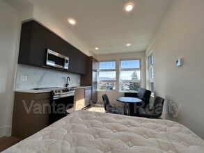720-720 K. L. O. Rd in Kelowna, BC - Building Photo - Building Photo