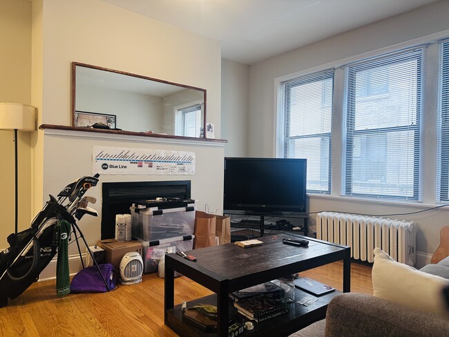 property at 641 W Roscoe St