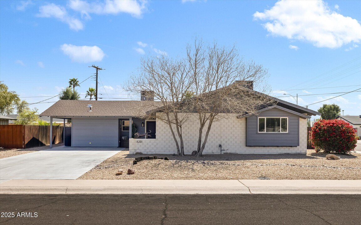 8201 E Piccadilly Rd in Scottsdale, AZ - Building Photo