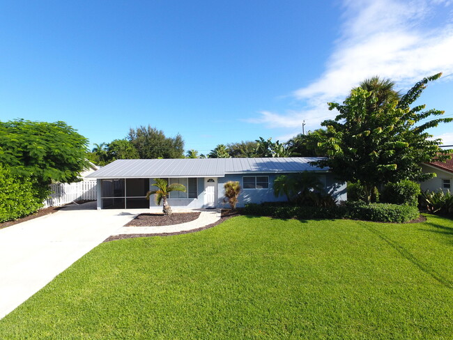 105 Beverly Rd W in Jupiter, FL - Foto de edificio - Building Photo