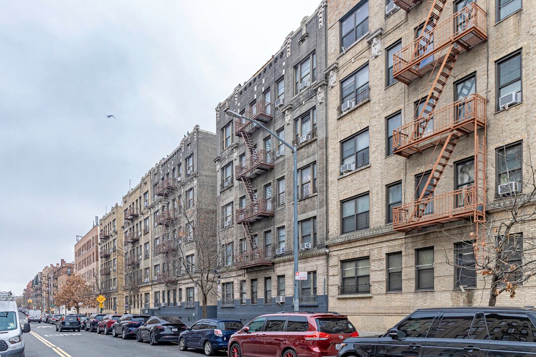 25-31 Post Ave in New York, NY - Building Photo