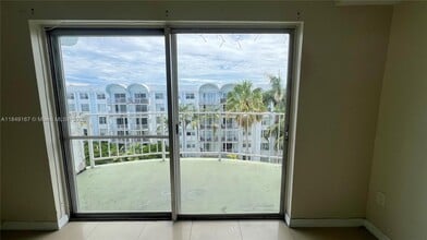 486 NW 165th St in Miami, FL - Building Photo - Building Photo