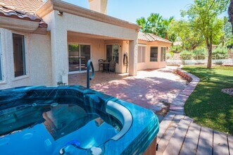 9053 Firebird Dr in Las Vegas, NV - Foto de edificio - Building Photo