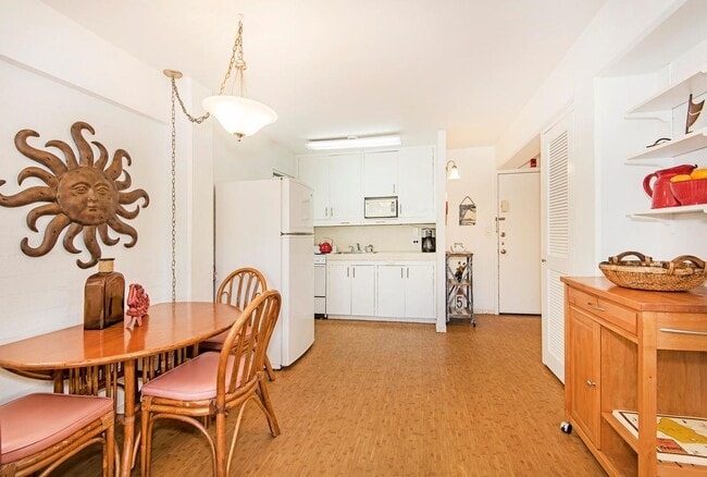 2957 Kalakaua Ave in Honolulu, HI - Building Photo - Building Photo