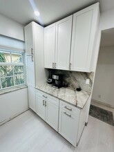 1030 Lake Shore Dr in West Palm Beach, FL - Building Photo - Building Photo