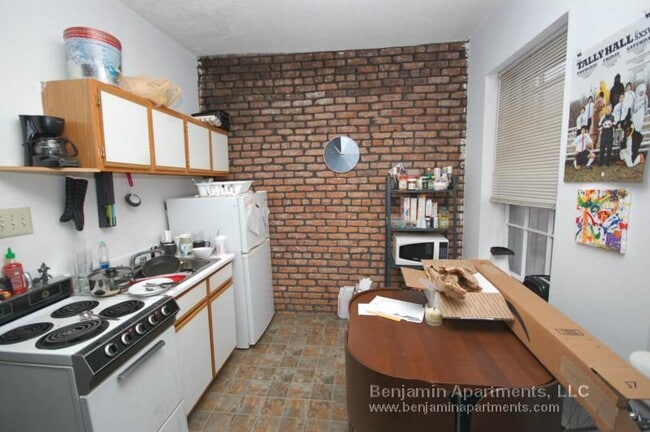 61 S Huntington Ave, Unit 301 in Boston, MA - Building Photo - Building Photo