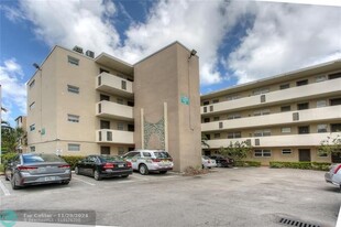 1690 NE 191st St in Miami, FL - Building Photo - Building Photo