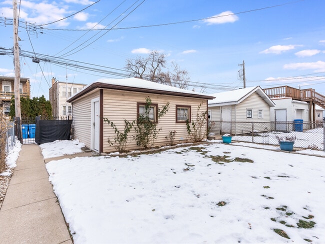 3345 N Springfield Ave in Chicago, IL - Building Photo - Building Photo