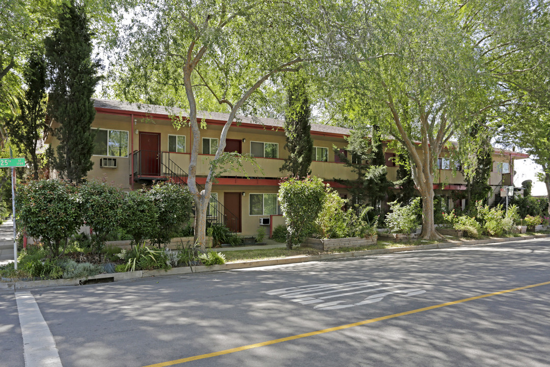 2500 Q St in Sacramento, CA - Foto de edificio