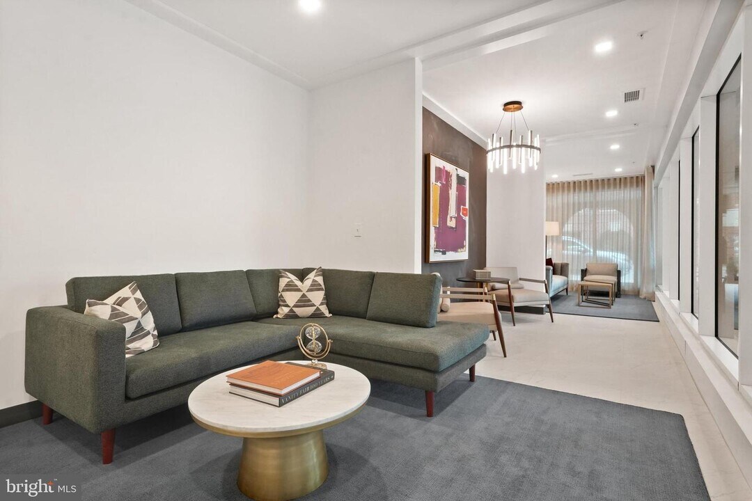 635 Slaters Ln-Unit -210 in Alexandria, VA - Building Photo