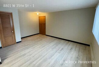 8801 W 35th St-Unit -1 in Minneapolis, MN - Foto de edificio - Building Photo