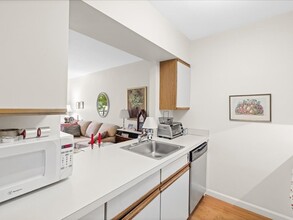 145 Pinckney St, Unit 202 in Boston, MA - Building Photo - Building Photo