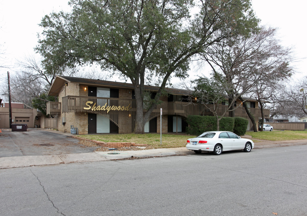 Shadywood Apartments in Irving, TX - Foto de edificio