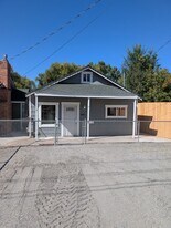 1420 Summers Ln in Klamath Falls, OR - Building Photo
