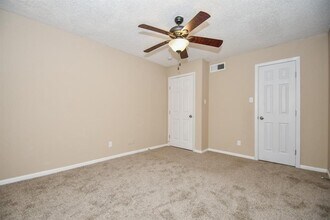2832 S Bartell Dr in Houston, TX - Building Photo - Building Photo