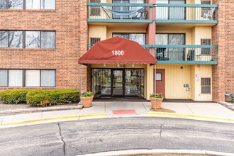 Huntington Grove Condominiums in Hoffman Estates, IL - Building Photo - Building Photo