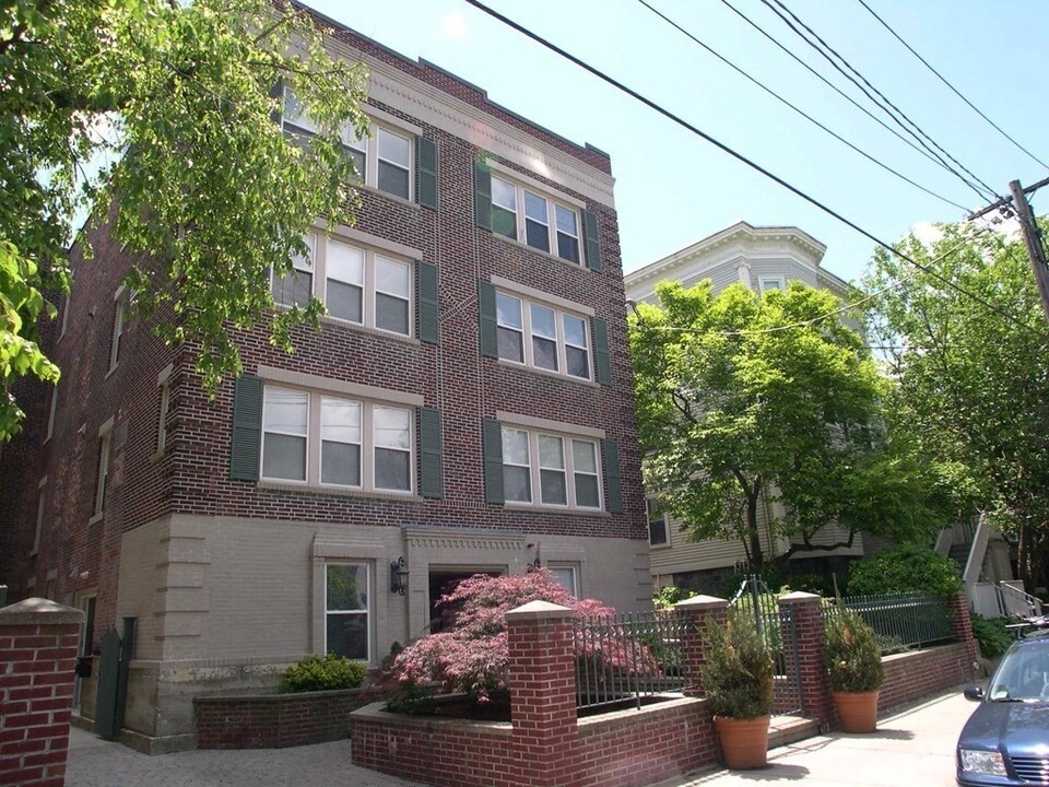 30 Upland Rd, Unit 8 in Cambridge, MA - Building Photo