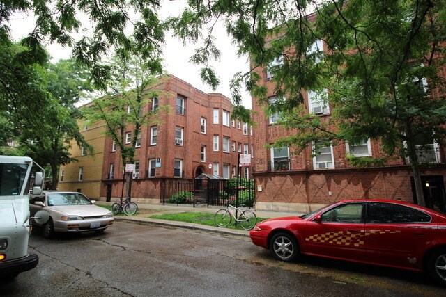 1350.5 W Argyle St in Chicago, IL - Building Photo