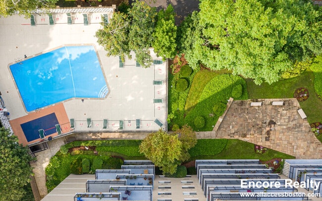 101 Monmouth St, Unit 214 in Brookline, MA - Foto de edificio - Building Photo