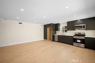 1009 W Angeleno Ave-Unit -101 in Burbank, CA - Building Photo - Building Photo