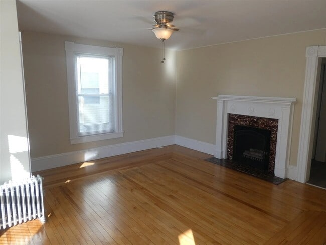 717 Pine St, Unit A in Manchester, NH - Building Photo - Building Photo