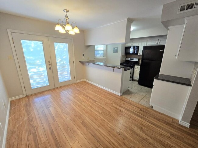 7801 Shoal Creek Blvd in Austin, TX - Foto de edificio - Building Photo