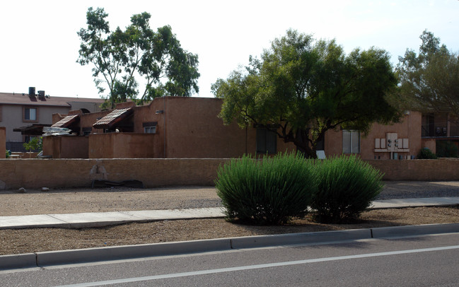 18001-18005 N 40th St in Phoenix, AZ - Building Photo - Building Photo